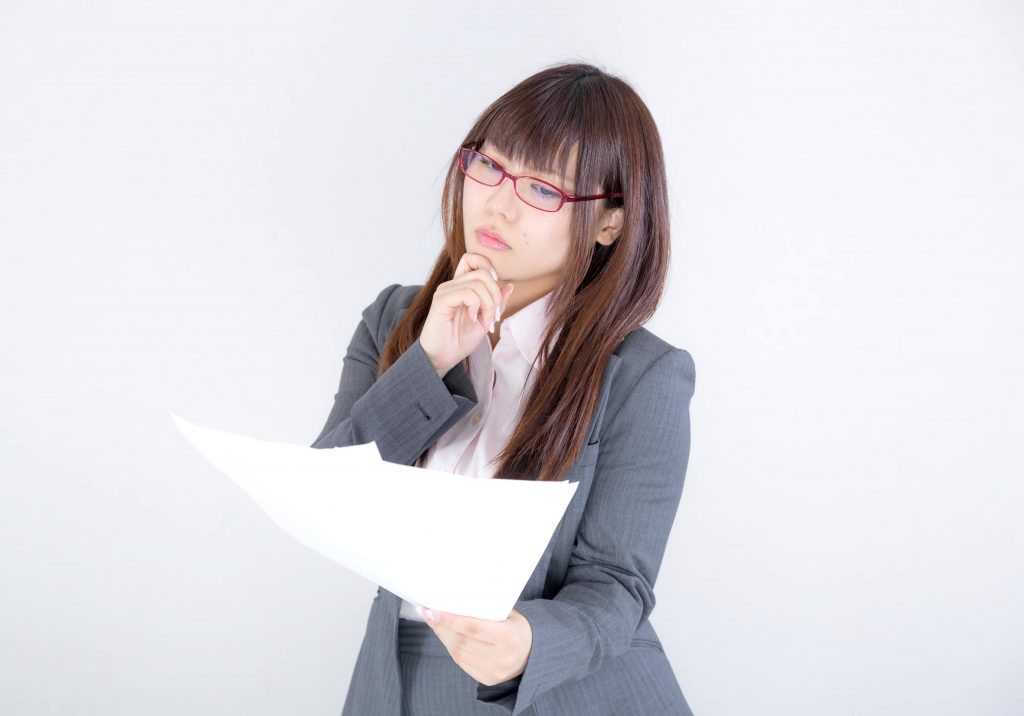 ブラック企業を見極めるために熟読する女性